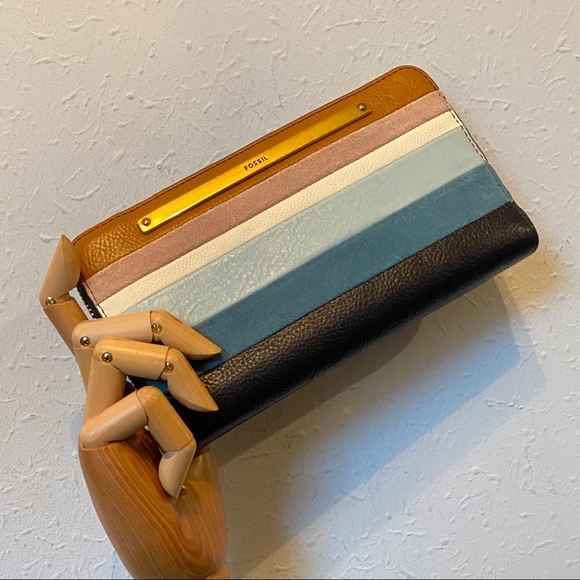 Who Loves Amazing Fossil Wallets & Clutches? - Picture 2 of 6
